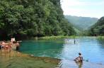 Piscinas de águas azuis em forma de terraços em Semuc Champey, na Guatemala